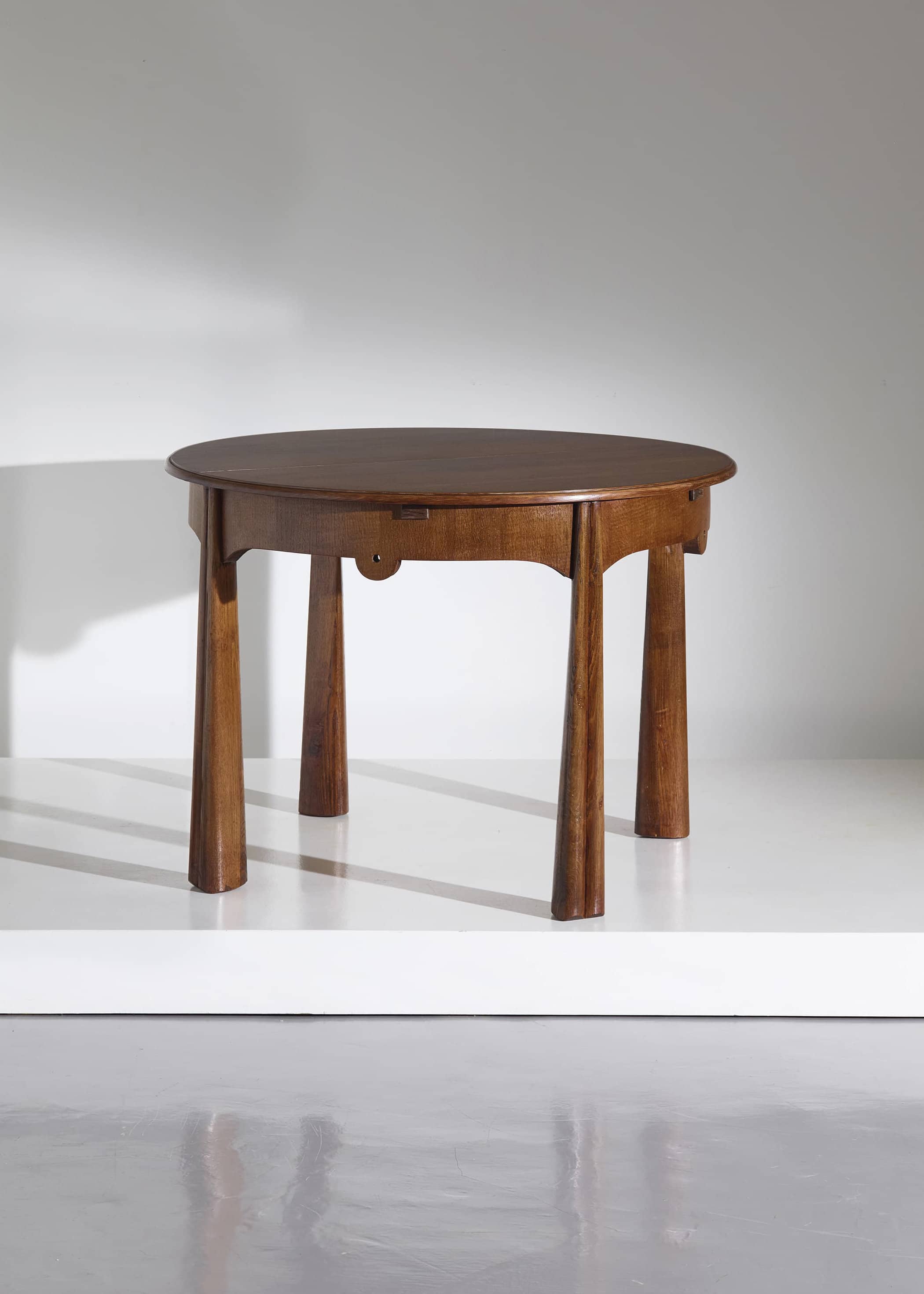 Extendable dining table